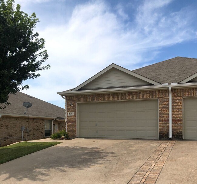 Building Photo - 1017 Newcastle Dr