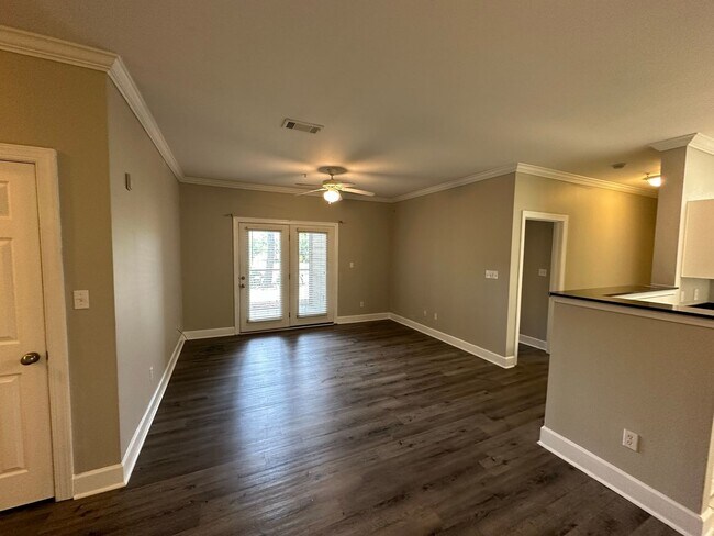 Building Photo - FIRST FLOOR APARTMENT COMMUNITY POOL!