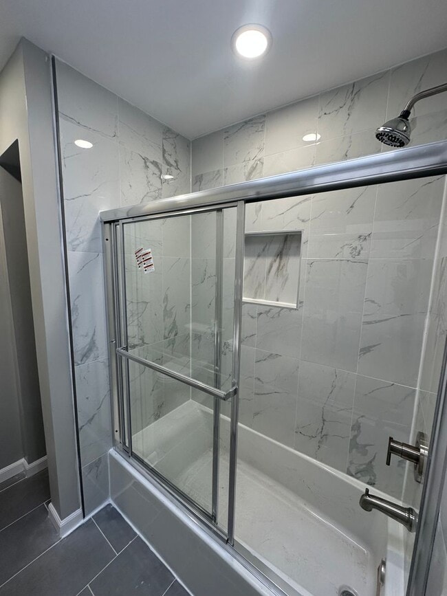 Building Photo - Newly Renovated 3 Bed/1 Bath Row Home