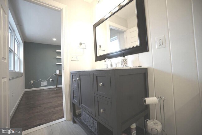 Building Photo - 322 Sugarland Run Dr