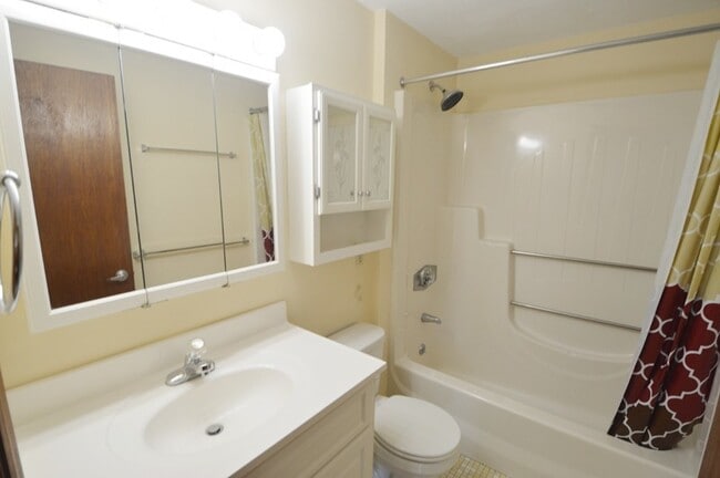 Building Photo - Holden Condo: 1 Bed 1 Bath