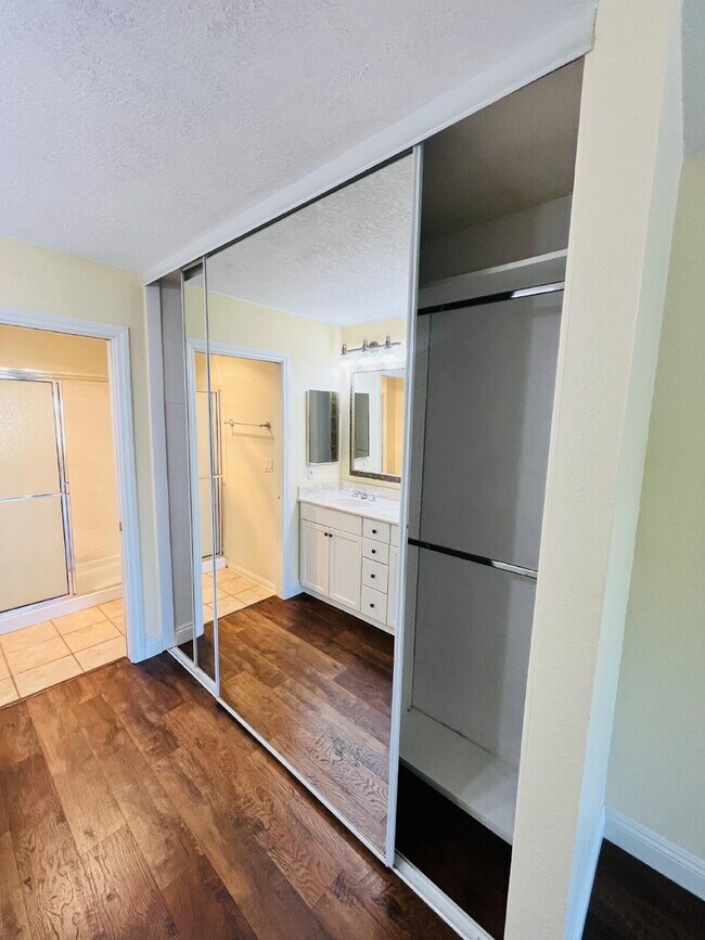 Building Photo - $2,900 - 2 Bed 2 Bath Condo in Del Cerro