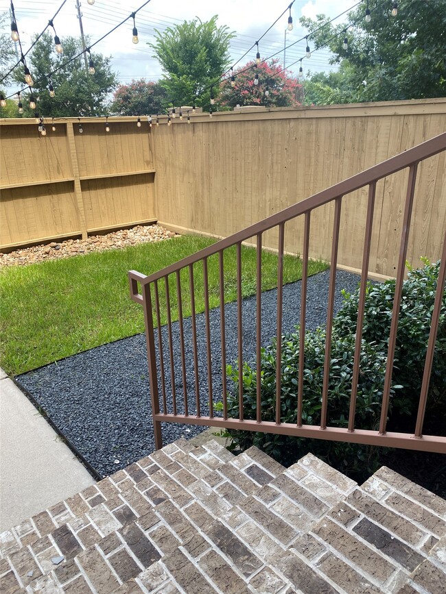 Building Photo - 115 E 2nd St