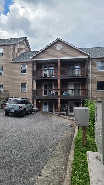Building Photo - 236 Oak St