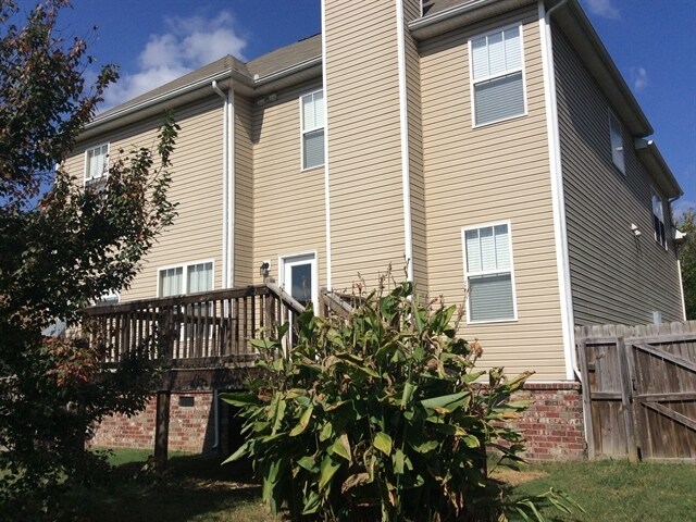 Building Photo - 1824 Baslia Ln