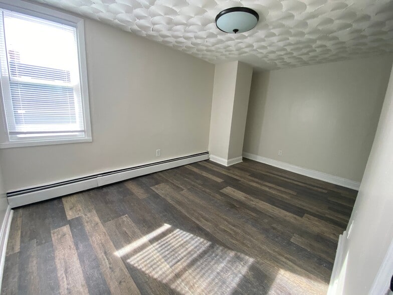 Building Photo - 159 Tangent St