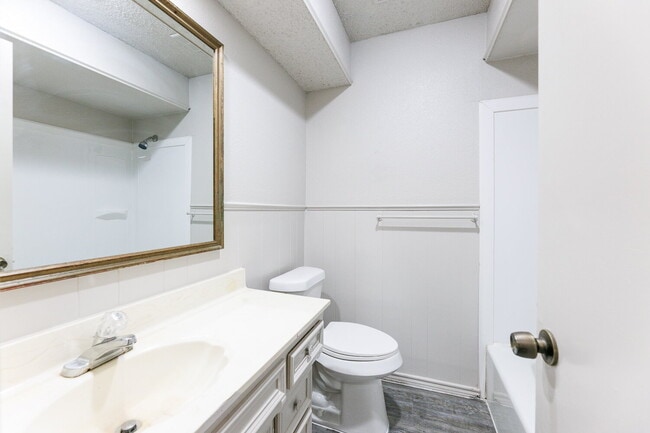 Building Photo - Freshly Updated - 2/1 Apartment with easy access to the Loop