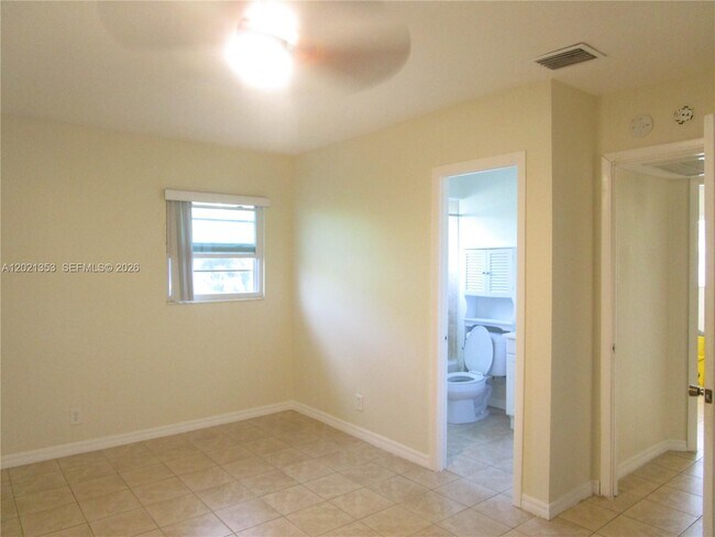 Building Photo - 5111 W Oakland Park Blvd