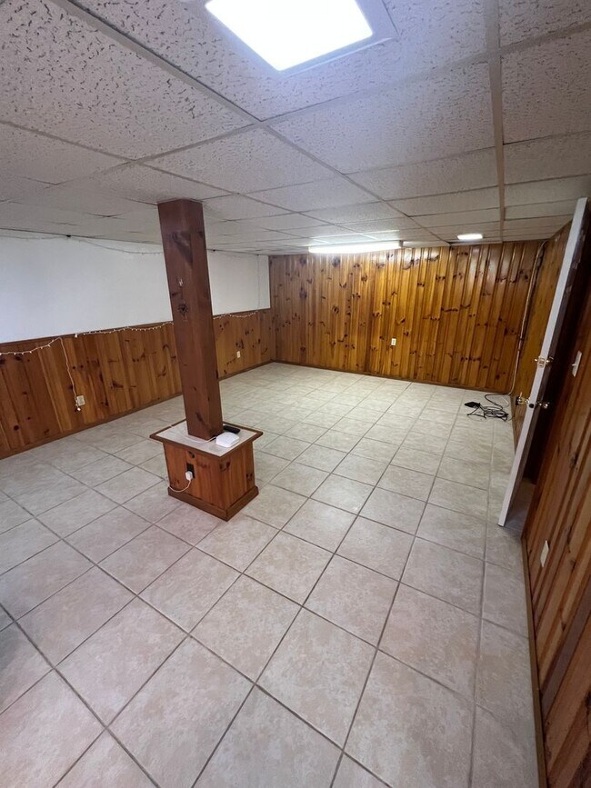 Building Photo - 1035 Oakmont Cir