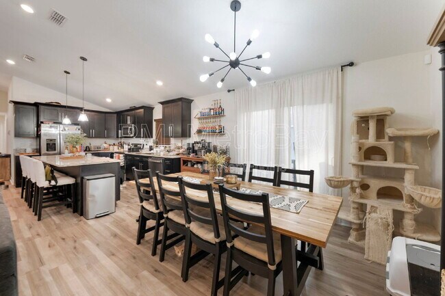 Building Photo - 902 W Alsobrook St