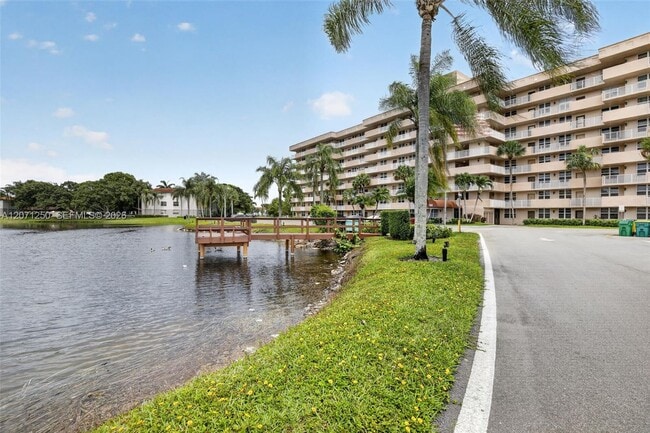 Building Photo - 250 Jacaranda Dr