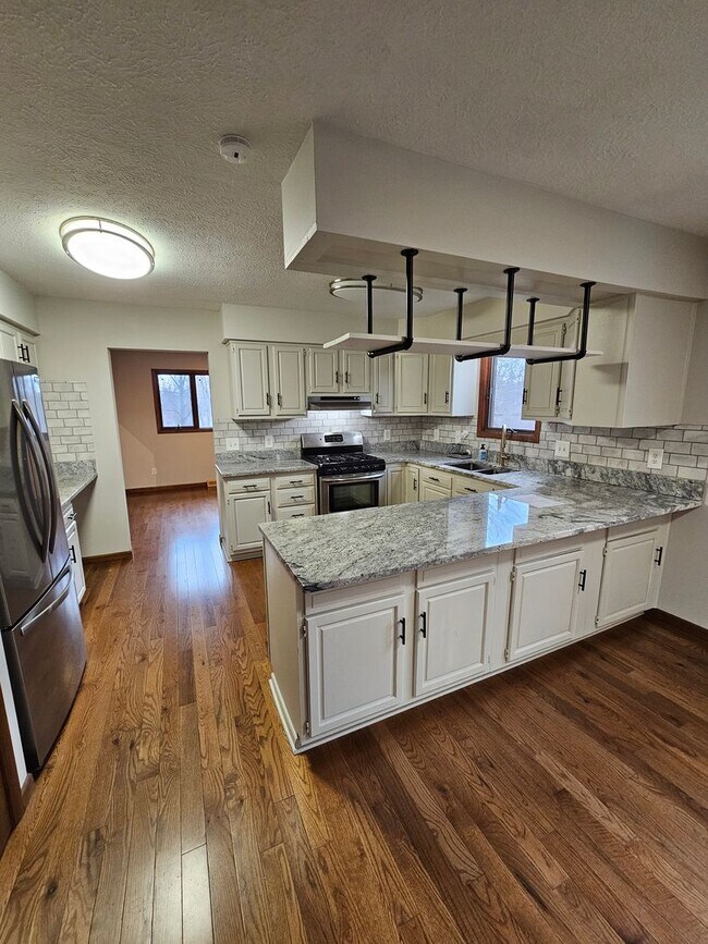 Building Photo - Remarkable 5 Bedroom Home For Rent in Mentor