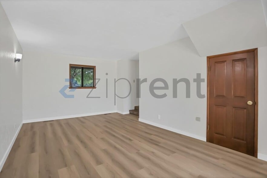 Building Photo - Unit
