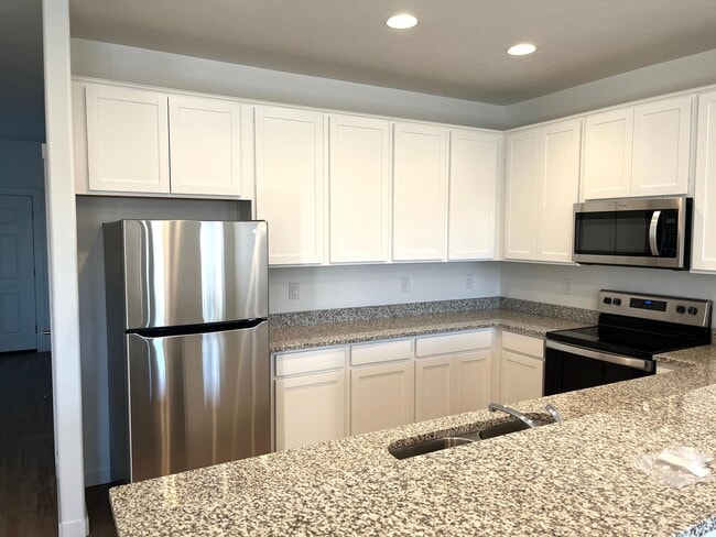 Building Photo - Newly Built Townhome