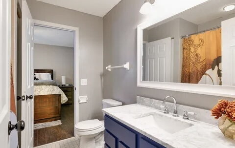 Building Photo - Chic Urban Living: Spacious 2-Bed Townhouse with Fireplace & Hardwood Floors on Kenwood Isles Drive!