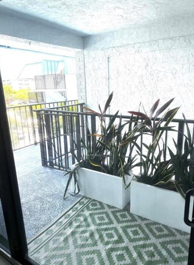 Building Photo - 1975 SE 3rd St