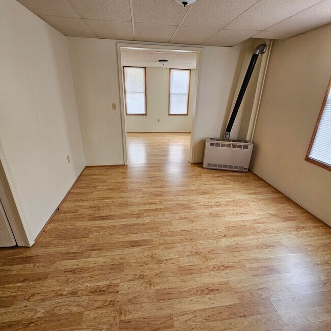 Building Photo - MOTIVATED OWNER JUST LOWERED RENT!  1 Bedroom Apartment on First Floor!