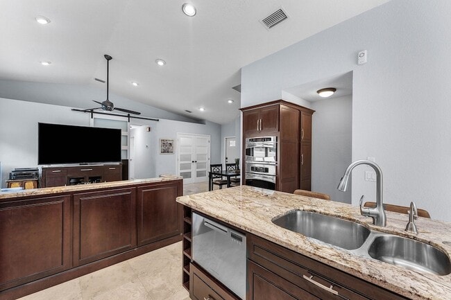 Building Photo - 7076 Middlebury Dr