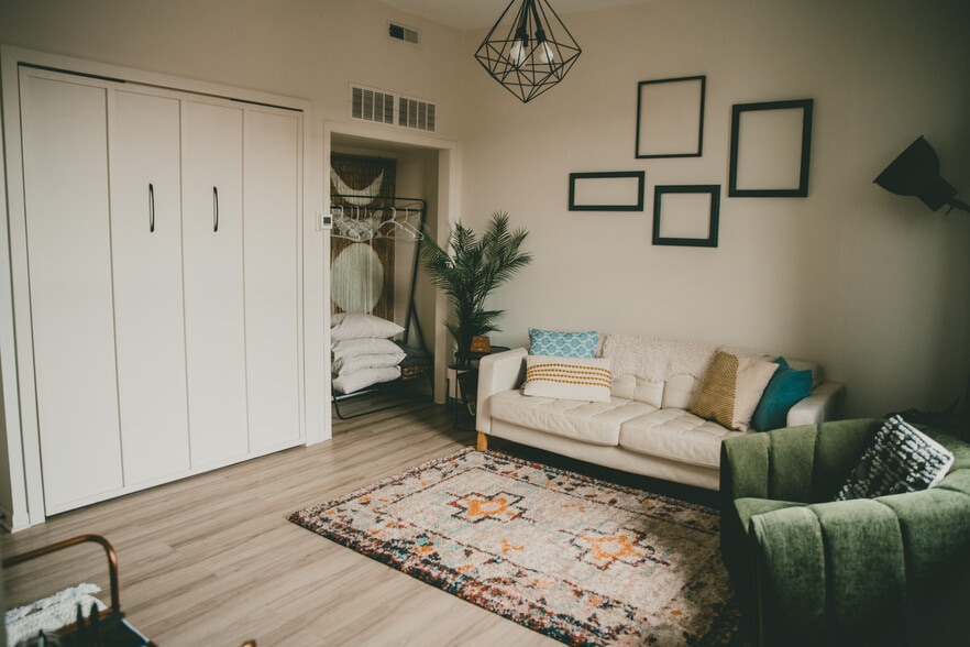 Building Photo - 100 State St N