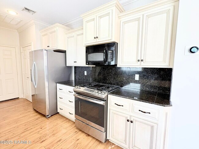 Building Photo - 23 Courtyard Cir