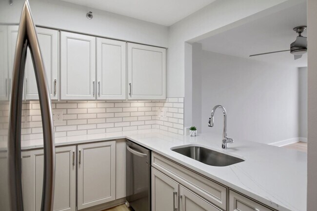 Building Photo - 1 Bed 1 Bath - Rockville Condo - Completel...