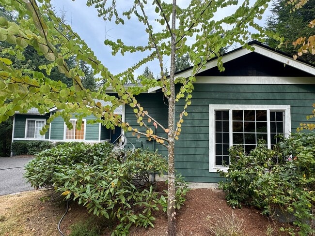Building Photo - Prime Poulsbo location....3 bedroom rambler with bonus or office