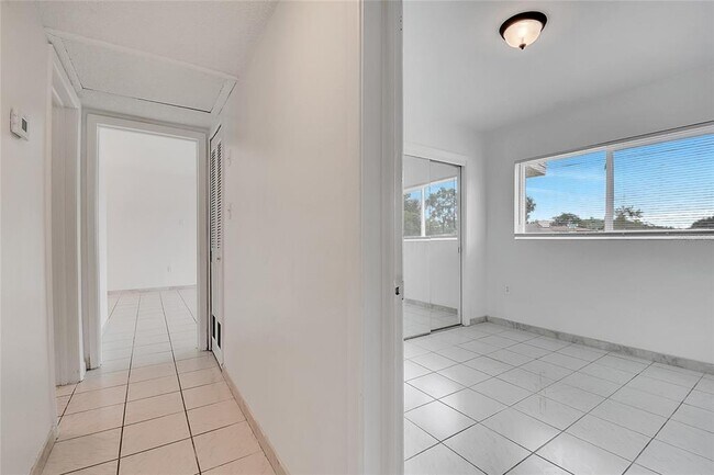 Building Photo - 1040 San Luis Dr