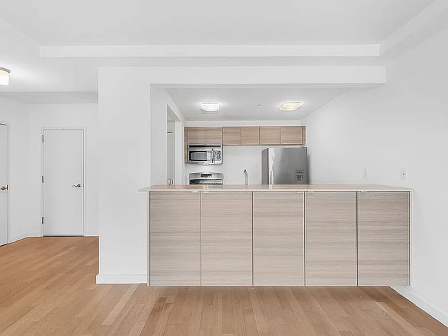 Building Photo - 91-16 Shore Front Pkwy