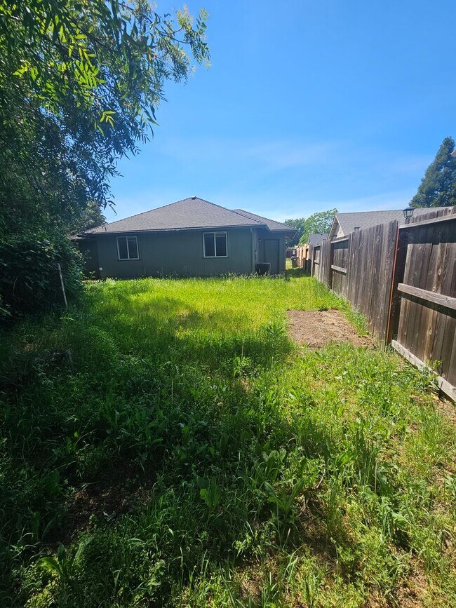 Building Photo - 3 Bedroom Home Near Schools!