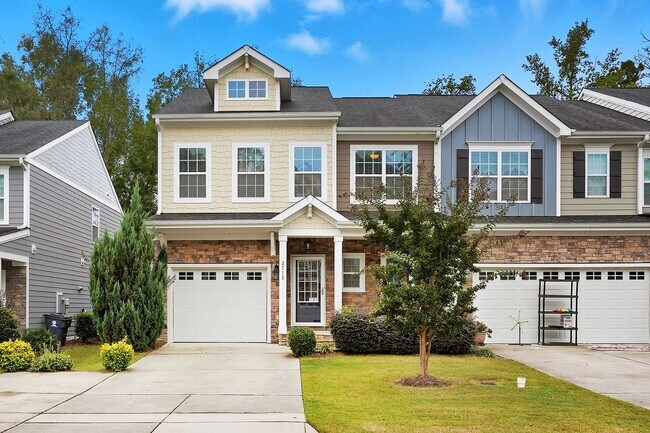 Building Photo - FIRST FLOOR MASTER BEDROOM-END UNIT-GREAT ...