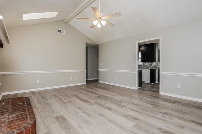 Building Photo - Beautiful Home with Vaulted Ceilings!