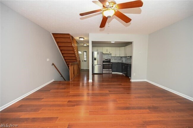 Building Photo - 655 Almas Ct