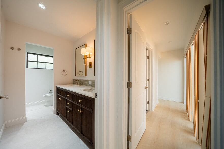 Building Photo - 1550 S Greenway Dr