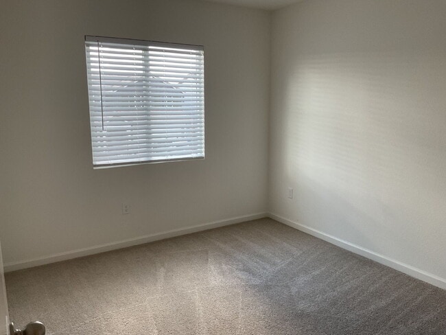 Building Photo - "Charming 3-Bed, 3-Bath Home right on the golf course - 1370 Sq Ft of Cozy Living!"