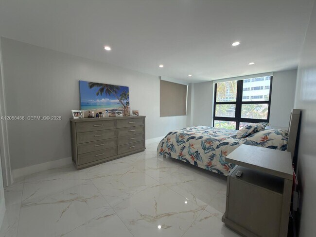 Building Photo - 1800 Collins Ave