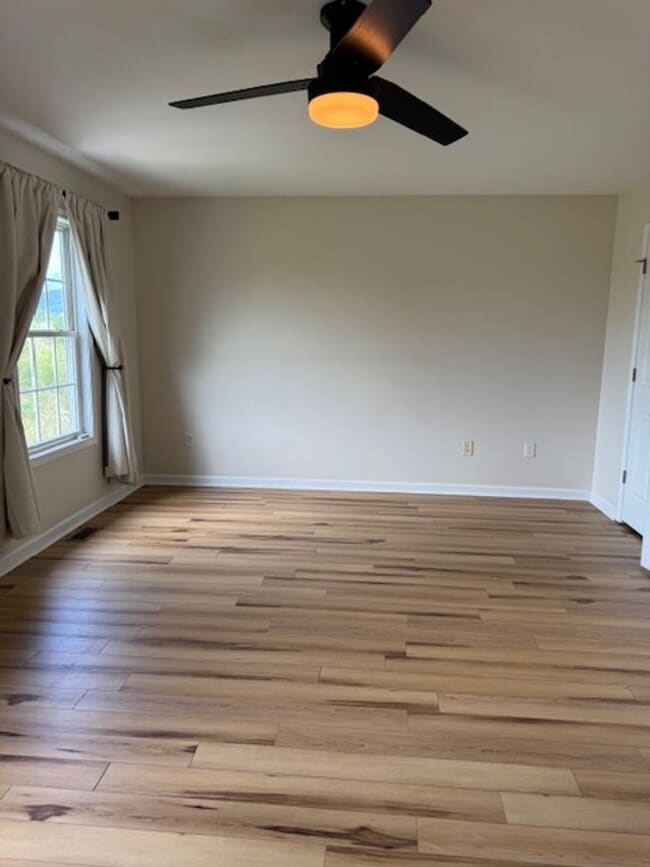 Building Photo - Renovated Townhouse in The Pinnacle Subdivision