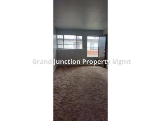 Building Photo - Cute 2 Bedroom Apt Near CMU