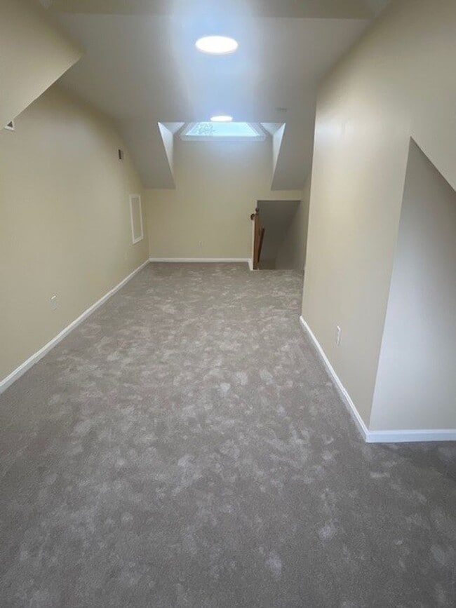 Building Photo - Gorgeous home with boat slip and water views