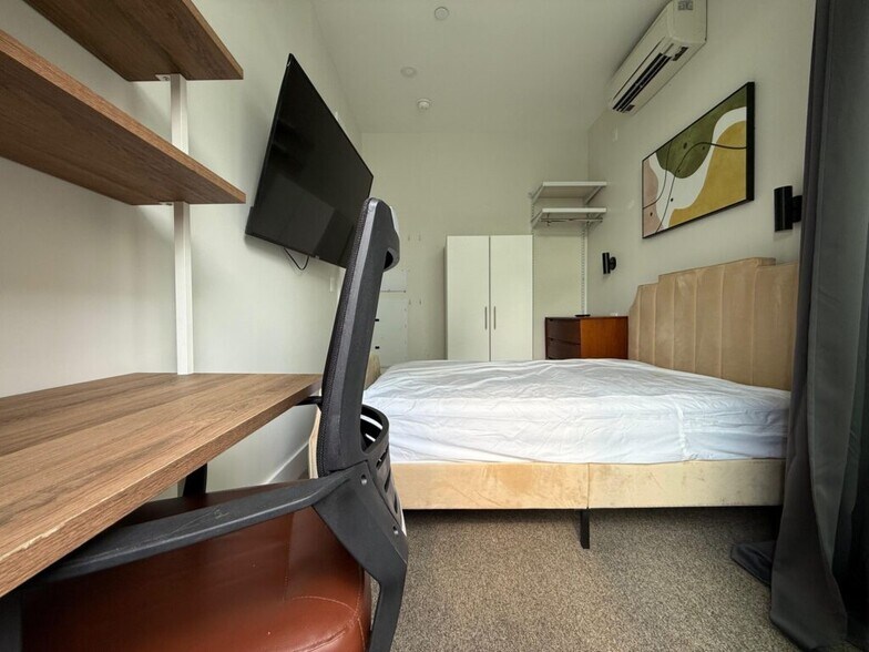 Building Photo - Furnished room/NOT APARTMENT