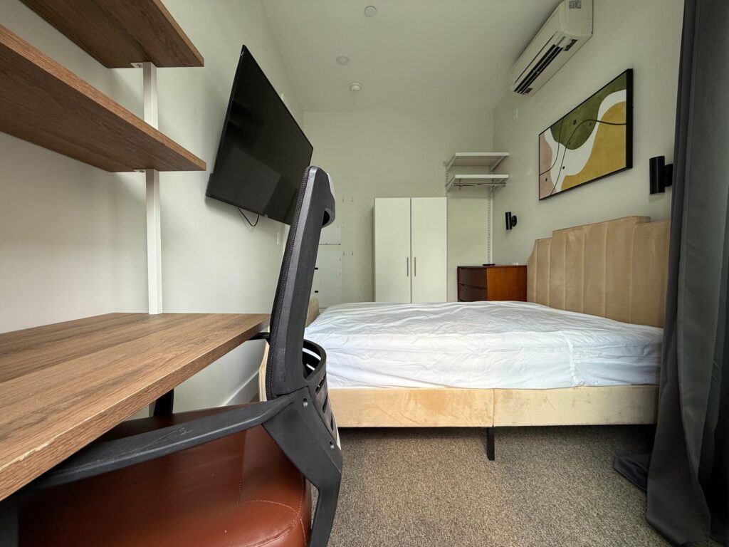 Building Photo - Furnished room/NOT APARTMENT
