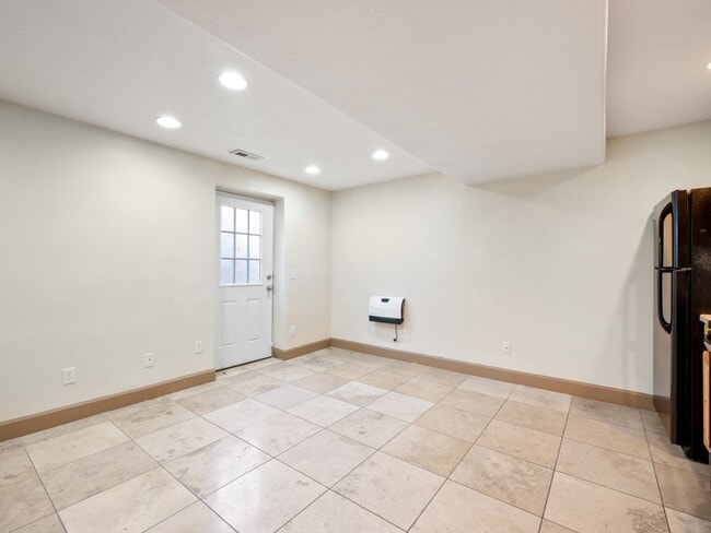 Building Photo - 25 E 2250 N