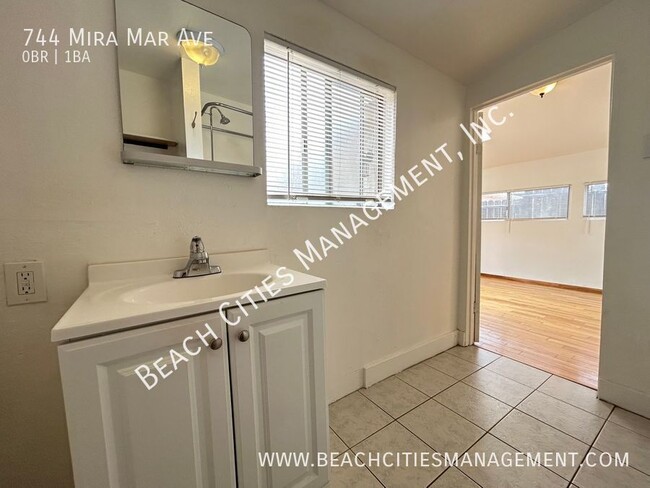 Building Photo - 744 Mira Mar Ave