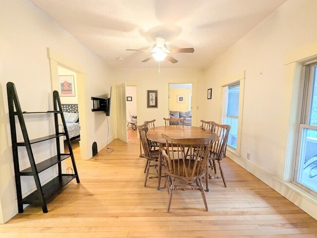 Building Photo - 613 Summer St