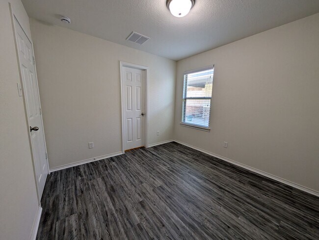 Building Photo - 4/2 in West Village at Creekside / Fenced ...