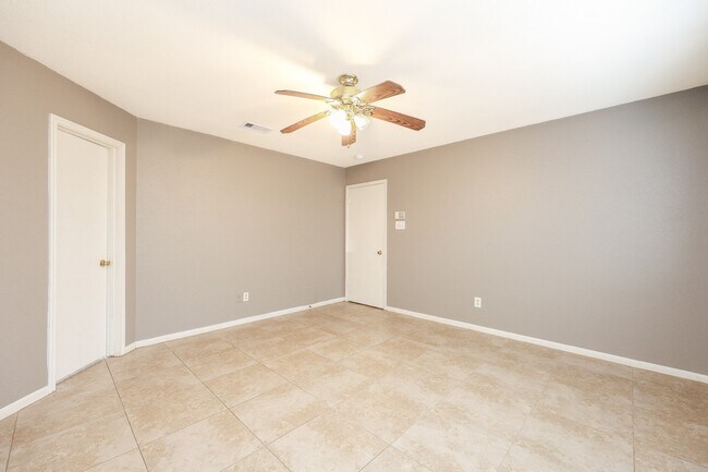 Building Photo - 2306 Old Oak Ln