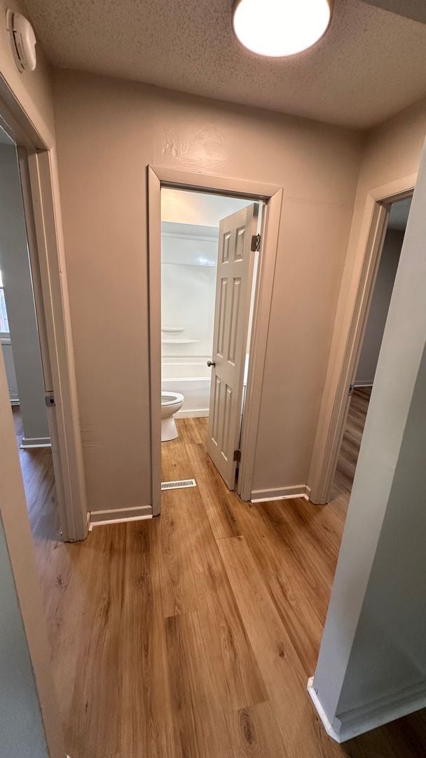 Building Photo - $1050 - 3 bed 1 bath - Single Family Home ...