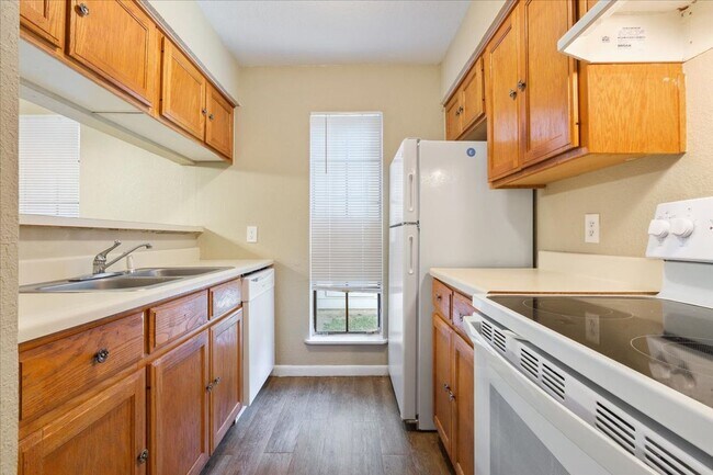 Building Photo - Hunterwood Apartments | 2-Bedroom / 1-Bath...