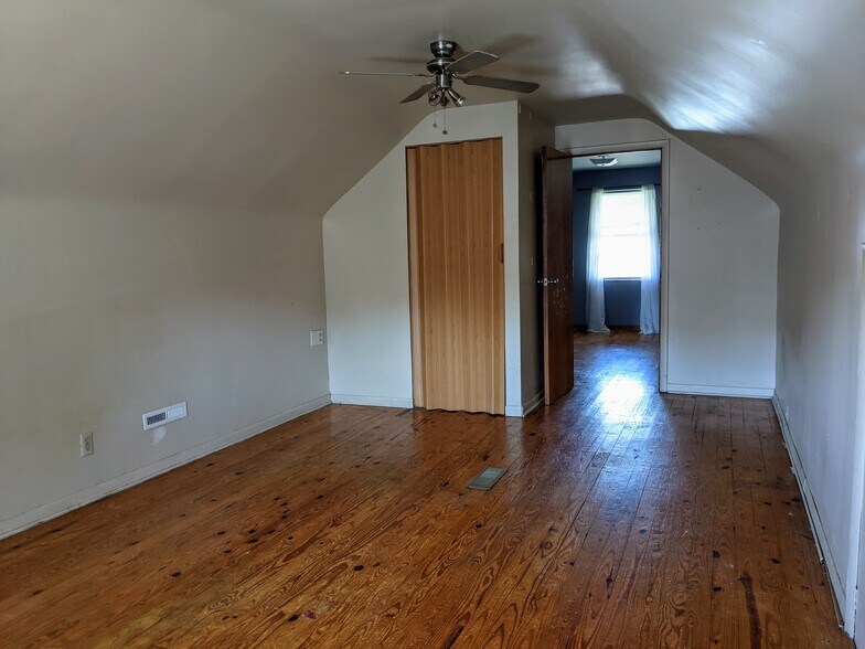 Building Photo - 543 Woodbury Ave