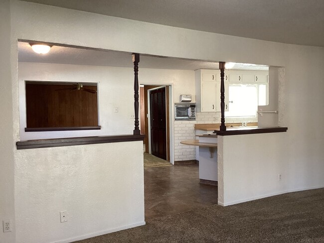 Building Photo - 487 W San Jose Ave