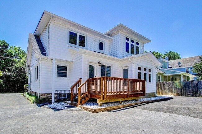 Building Photo - Gorgeous 5 BED + 3.5 Ba in Main House, 1 + 1 in BSMT, 1 + 1 above garage  in the Heart of Downtow...